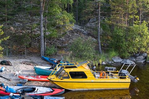 Caiaques Tur Sticos E Um Barco Amarelo Em Uma Ba A Rochosa E Arborizada