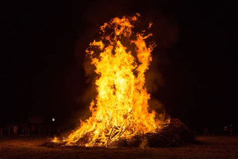 medieval burning   stake