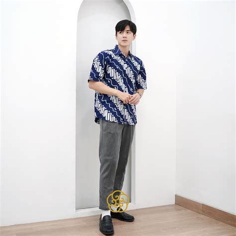 kemeja batik pria parang biru wibawa gaya modern denmas batik