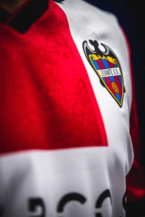 LUD El Levante UD Se Suma A La Tendencia Retro En Su Segunda