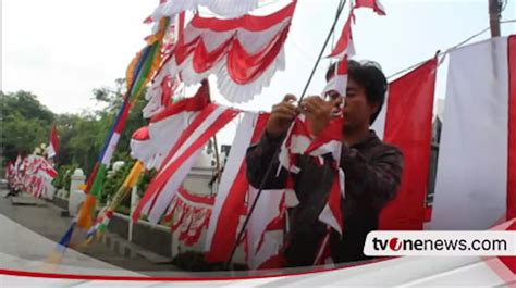 Antusiasme Pedagang Bendera Jelang Hut Ri Ke Trotoar Medan Ramai