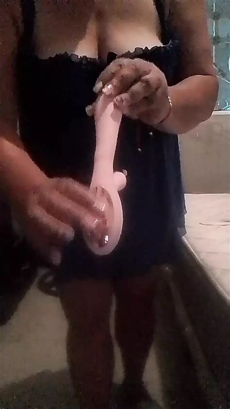 Dildo w ciasnej cipce zboczonej milf chętnej na kutasa xHamster