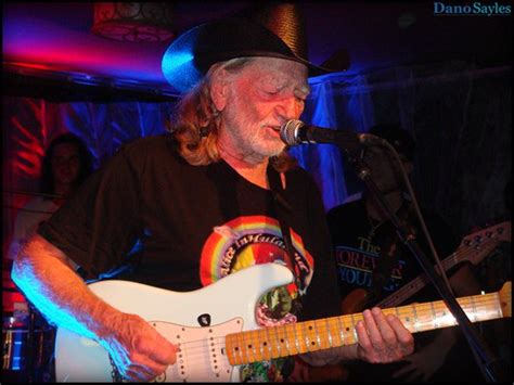 Does Willie Nelson Play Electric Guitar | INS.