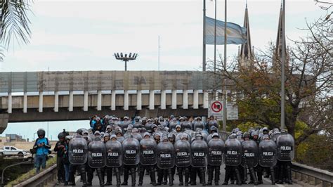 La Policía Desalojó A Los Piqueteros Que Cortaban La Autopista 25 De Mayo