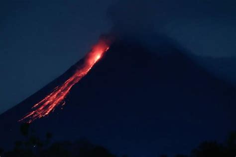 Aktivitas Gunung Merapi Tinggi Bpptkg Catat Kali Guguran Lava