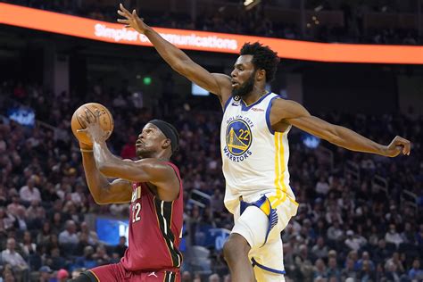 Stephen Curry Scores 33 As Warriors Hold Off Heat 123 110 Ap News