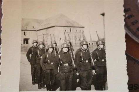 Altes Foto Grundausbildung Soldaten Stahlhelm Kaserne Nr