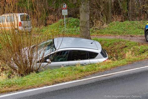 Willofs Pkw kommt von Straße ab und landet im Graben Vogelsberger