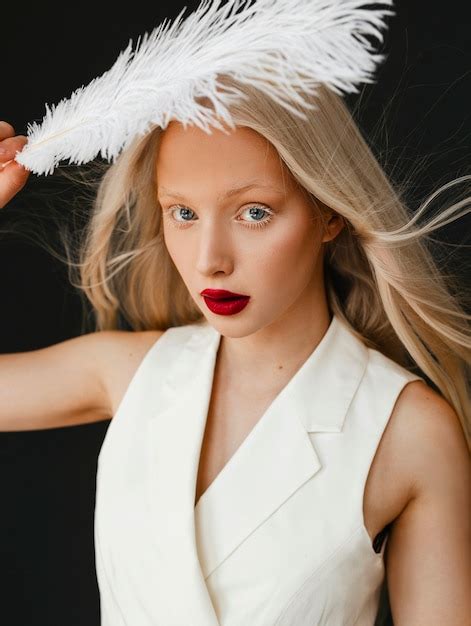 Retrato De Hermosa Mujer Albina Con Pluma Blanca Foto Gratis