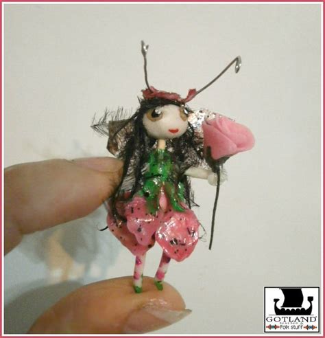 Exquisita Miniatura De Hada Con Una Peque A Flor Escultura Mixedmedia