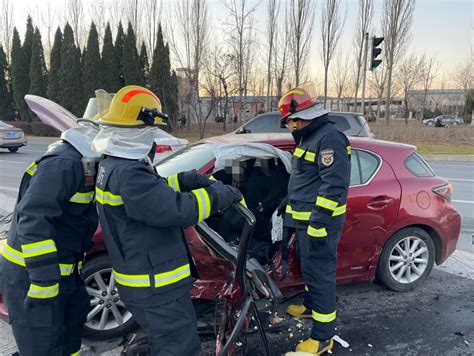 大连突发！闯红灯撞上准备调头轿车 女司机受伤卡在车内