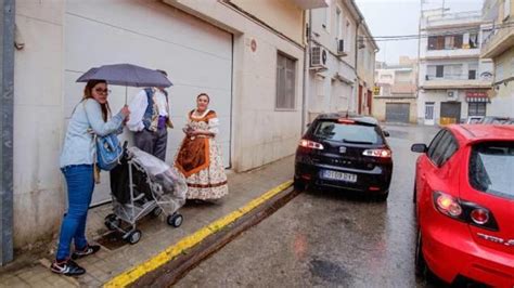 Las Fallas Rinden Homenaje A Los Patronos Con Flores Pese A La Lluvia