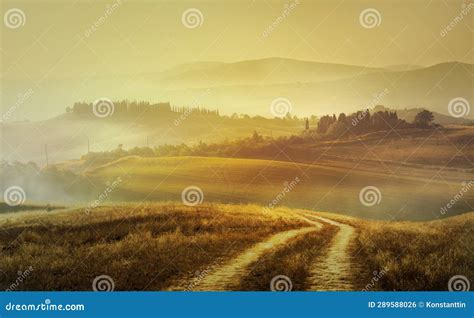 Paisaje Rural Italiano Oto O En Un Paisaje Retro De Campo Oto Al Con