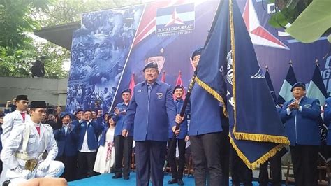 Foto Resmi Jadi Kader Ini Momen Ahy Pakai Baret Dan Jaket Demokrat