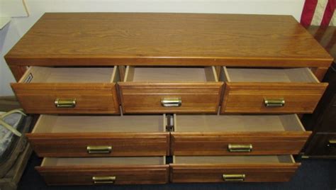 Lot Detail Attractive 7 Drawer Dresser Made By Broyhill