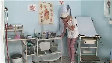 Une petite chatte blonde se fait doigter la chatte par un gros pénis