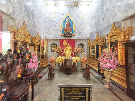 Budistas De Phuket Thailand 14 De Abril De 2022 Rezando A Los Monjes