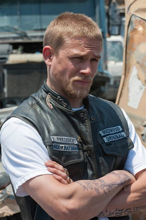 Charlie Hunnam Captivates On Screen But He S Even Better In Real Life Charlie Hunnam Sons Of