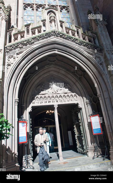 Gothic Revival Entrance To The Trinity Church Broadway Hi Res Stock