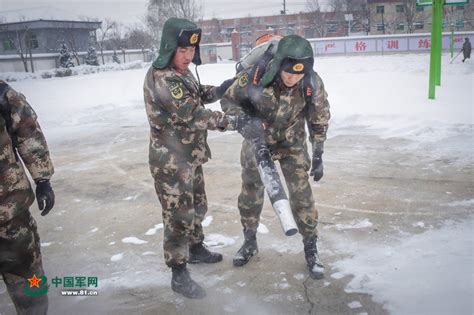 这个冬天有点“火” 武警官兵“借雪”练灭火 中国军网