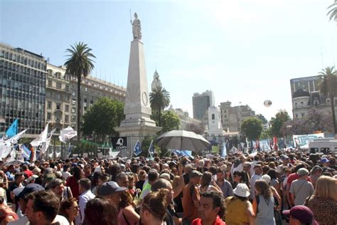 Hebe descansa en casa sus cenizas están para siempre en la Plaza