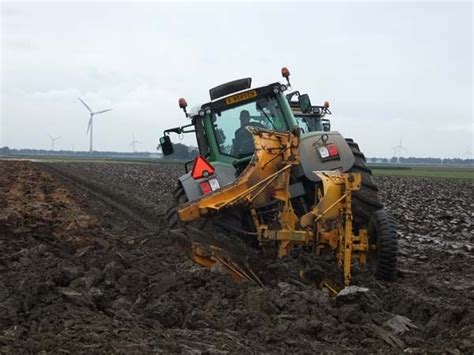 Trekker Met Ploeg Huren Van Werven