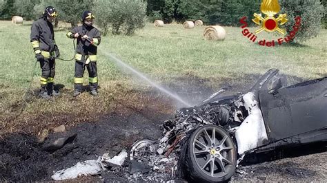 Foto Ferrari Distrutta Da Un Incendio