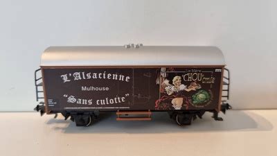 Wagon couvert à 2 essieux transport de bières décoration L Alsacienne