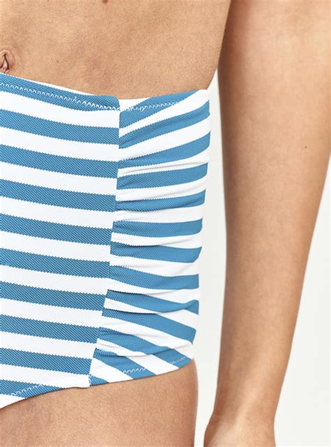 BOTTOM DE BIKINI SFERA ALTO RAYAS