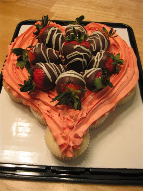 Valentines Cake With Chocolate Covered Strawberries Holiday Cakes Cupcake