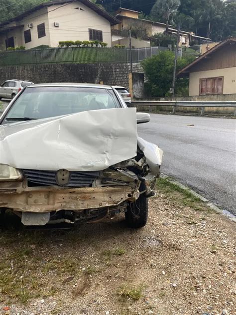 Carros Colidem Na Descida Da Rua Gustavo Halfpap Em Brusque