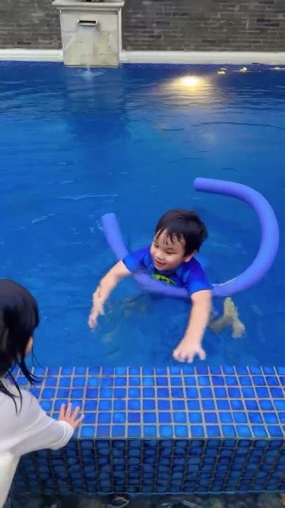 Gala Happy Banget Bisa Berenang Bareng Teman Ceweknya Gala Udah Bisa