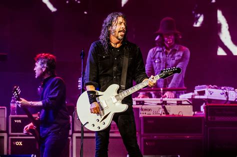 Foo Fighters-frontman Dave Grohl geeft overspel toe en erkent