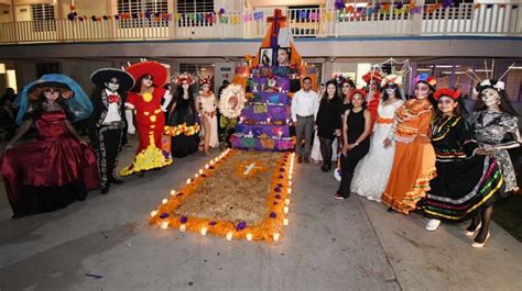 Con Desfile De Catrinas Y Concurso De Altar De Altares La Unidad