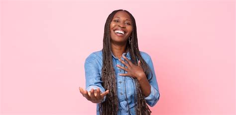 Mujer Adulta Negra Afro Que Se Siente Feliz Y Enamorada Sonriendo Con