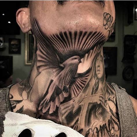 60 Inspirações de tatuagem masculina para o pescoço Tatuagem na