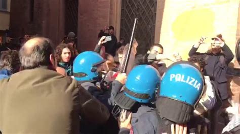 La Vendetta Bologna Polizia Sgombera Occupazione Del CUA Esposero