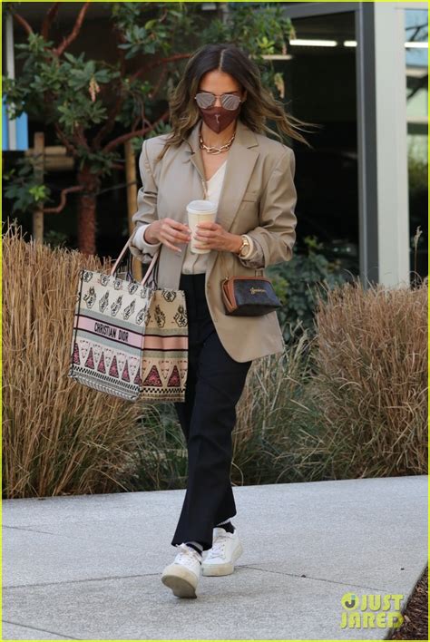 Jessica Alba Makes A Mid Week Stop At Her Office Photo 4528151