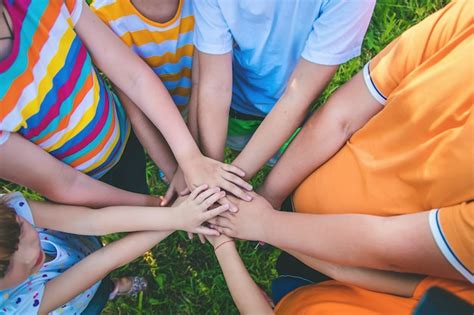 Los niños juegan con las manos juntas Foto Premium