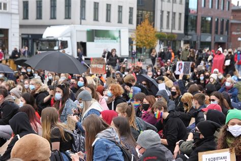 Trzeci Dzie Strajku Kobiet Manifestacja Rozpocz A Si Na Starym