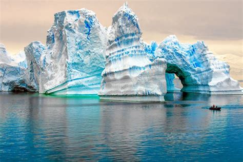 Iceberg In Antarctis Castello Del Ghiaccio Con Zodiaco Nella Parte