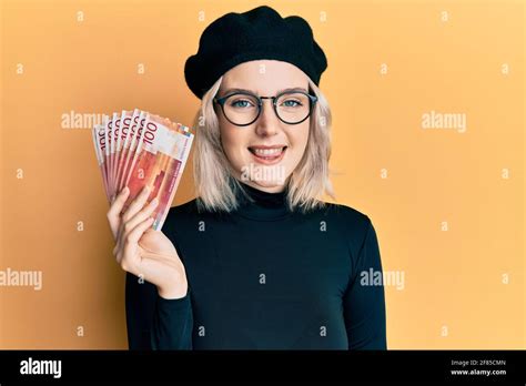 Junge Blonde M Dchen H Lt Norwegische Krone Banknoten Suchen Positiv