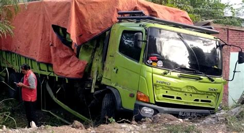 Diduga Rem Blong Mobil Kontainer Tabrak Dump Truk