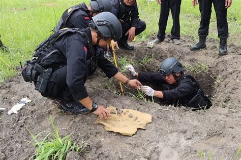 Polda Diy Memusnahkan Granat Aktif Peninggalan Perang Dunia Temuan