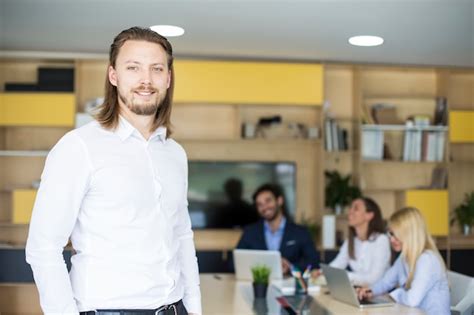 Equipo Joven Del Negocio Que Trabaja En Oficina Moderna Foto Premium