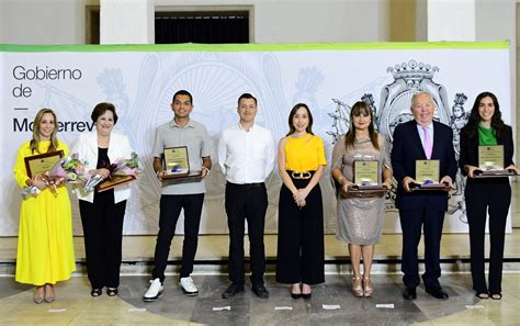 Entrega Monterrey Medalla Al M Rito Emprendedor Lorenzo H Zambrano