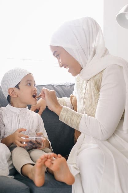 Asiatische Muslimische Mutter Und Sohn Essen W Hrend Des Eid Mubarak