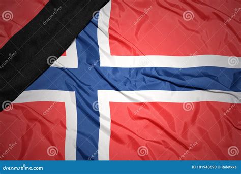 Bandera Nacional De Noruega Con La Cinta De Luto Negra Foto De Archivo