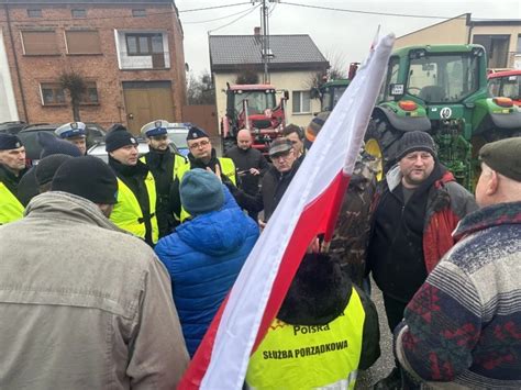 Rolnicy Daj Zmian Protest Na Drodze Krajowej Nr Rychwa D Broszyn