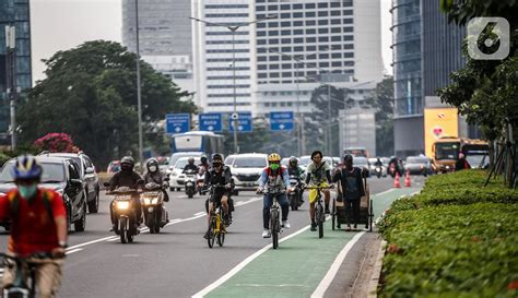 FOTO Keluar Jalur Pesepeda Akan Didenda Foto Liputan6